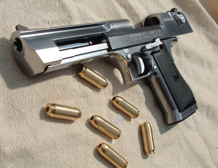 Pistolet-IMI--Magnum-Research-Desert-Eagle-SShA--Izrail